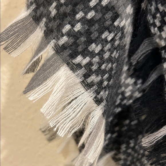 Chic Black and White Plaid Cape with Buckle - Picture 4 of 7